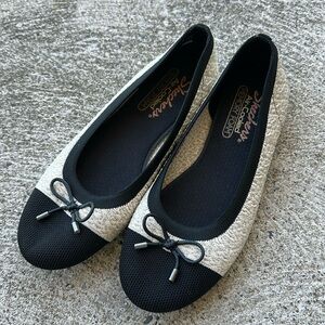 Skechers | Cleo - She's Got the Moves Casual Ballet Flats Black Natural | Size 8